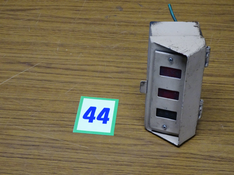 44　　運転台隅柱表示灯